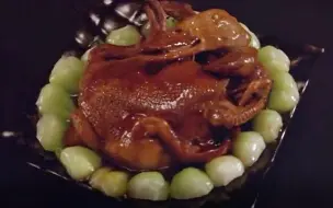 大厨做四套宝，鸭包鸡包菜鸽包鹌鹑，看的人口水直流！