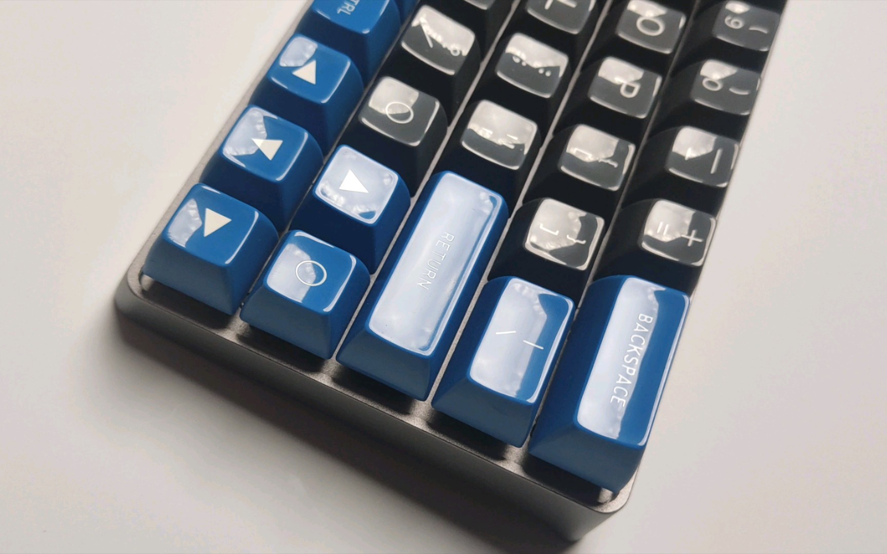 maxkey灰蓝键帽二色abs打磨抛光摆在古老的gk64上挺合适