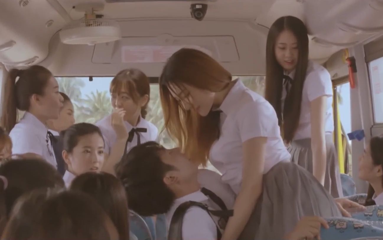 全班都是大长腿美女就一个男的美女们还主动调戏他好生羡慕