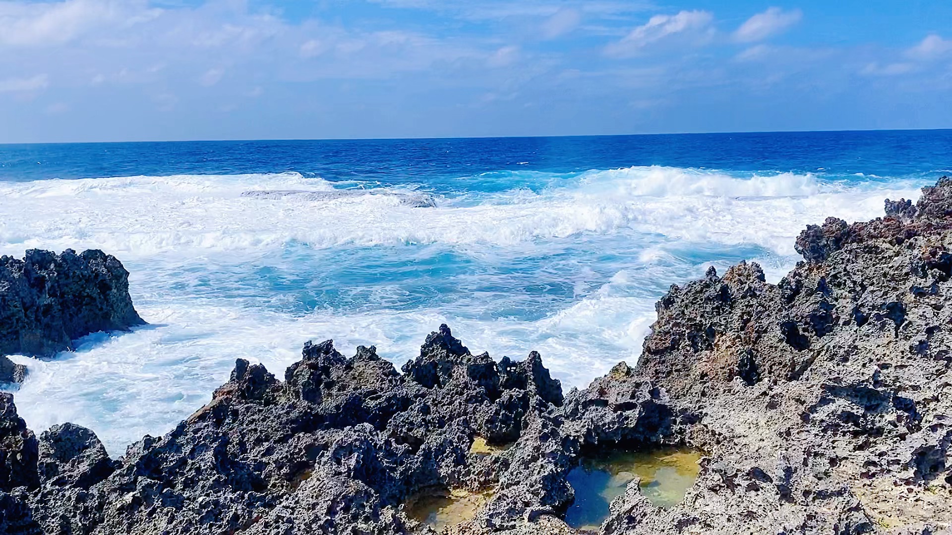 残波岬𐟌Š大浪𐟌Š太有震撼力了!蓝色的海水涌起滚滚浪花,浪涛拍打着岸边的礁石𐟌Š#冲绳#日本#冲绳旅游#浪花 #一起看海哔哩哔哩bilibili