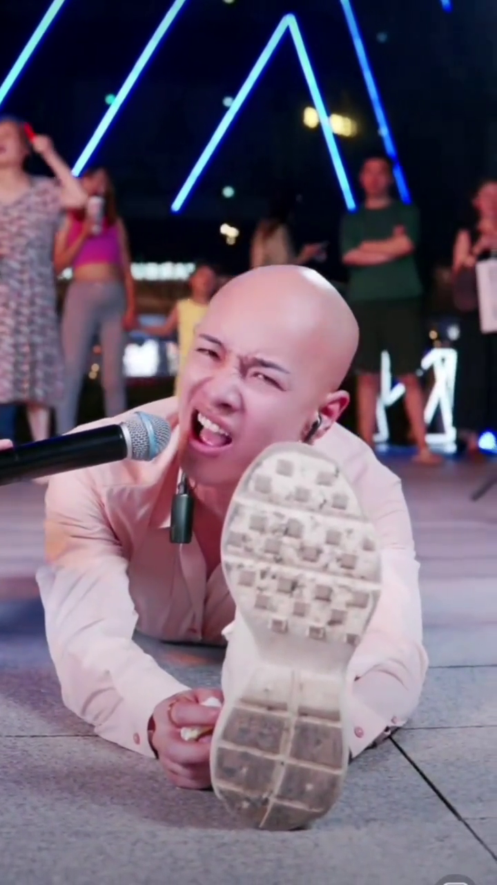 户外直播现场四川雨泽劈叉绝活