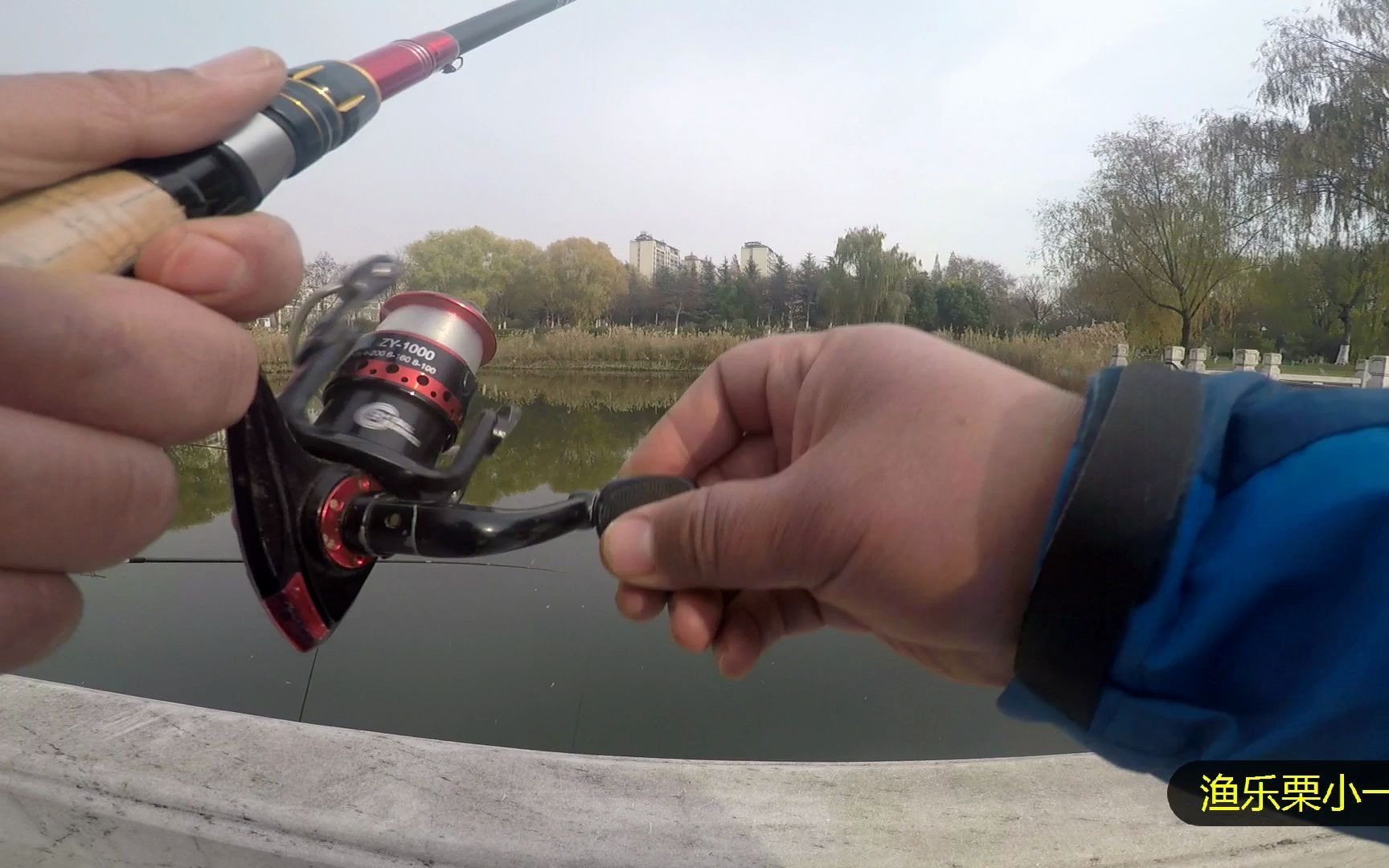 用路亚浮球滑漂远投活饵逗钓法在公园探钓结果遇上巨物幼崽