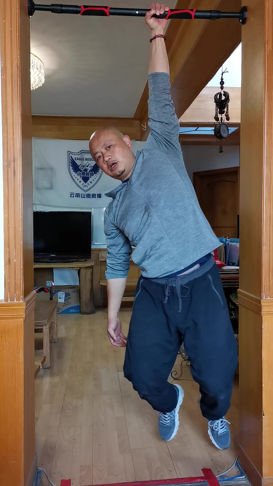 单【体能训练第十五节】单杠垂挂练习(一)2 单手垂挂