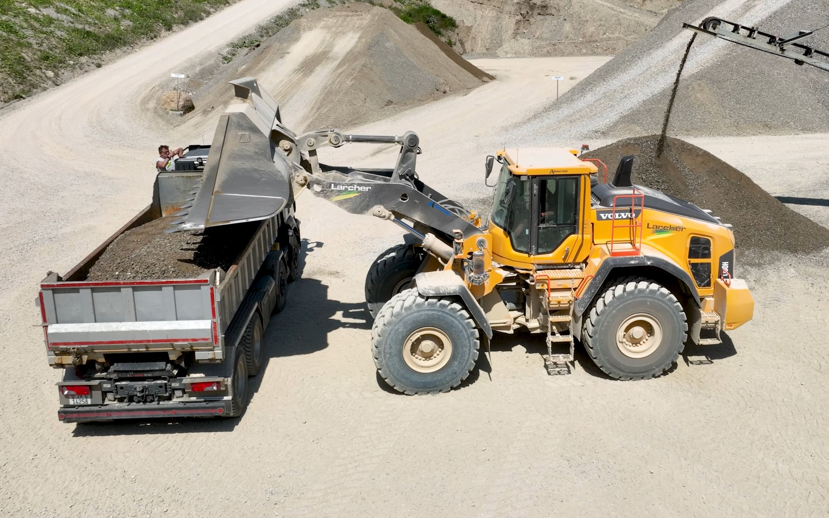 沃尔沃l180h装载机施工作业4k