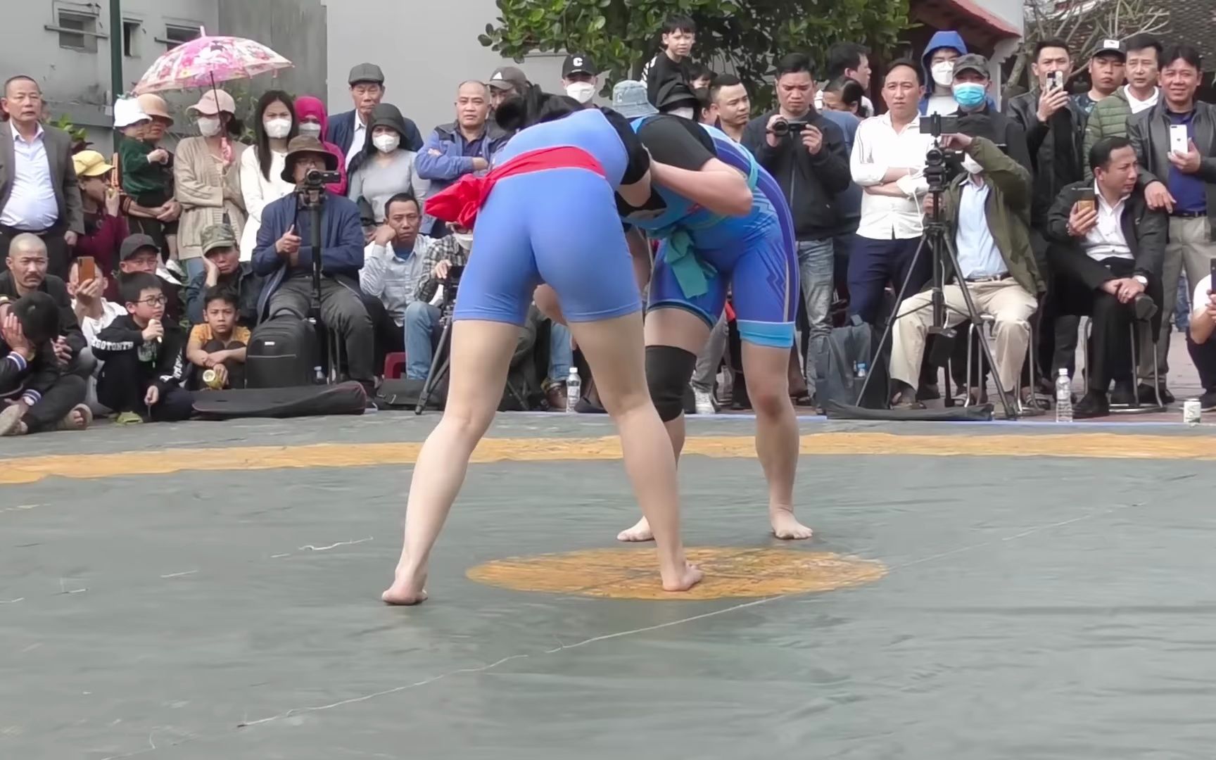 [图]Vật nữ Women's wrestling - Trận đấu của đôi nữ Huế tuyệt đẹp.. Khán giả không th