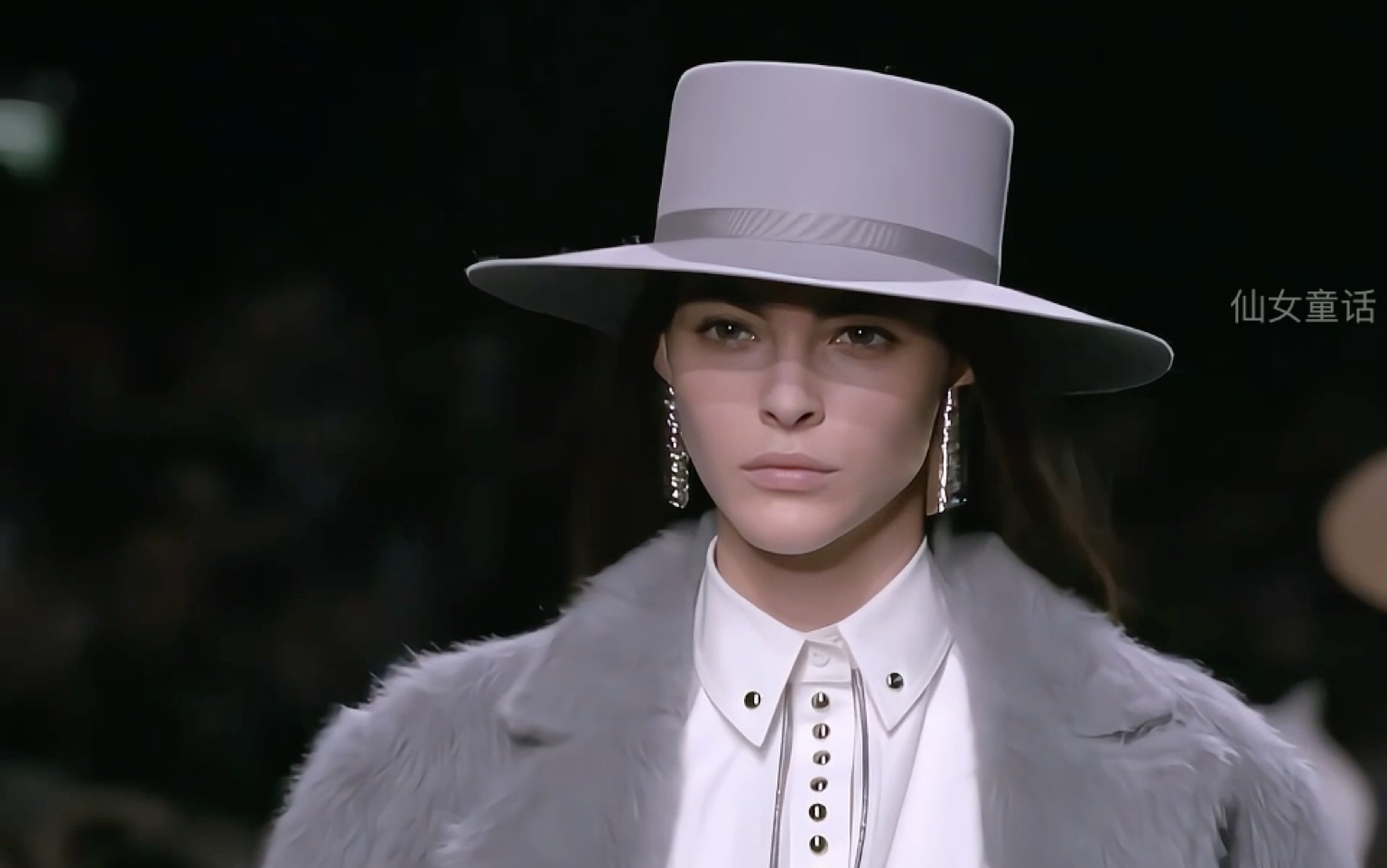 意大利两大超模——剪刀腿女王mcb和酷飒超模vc