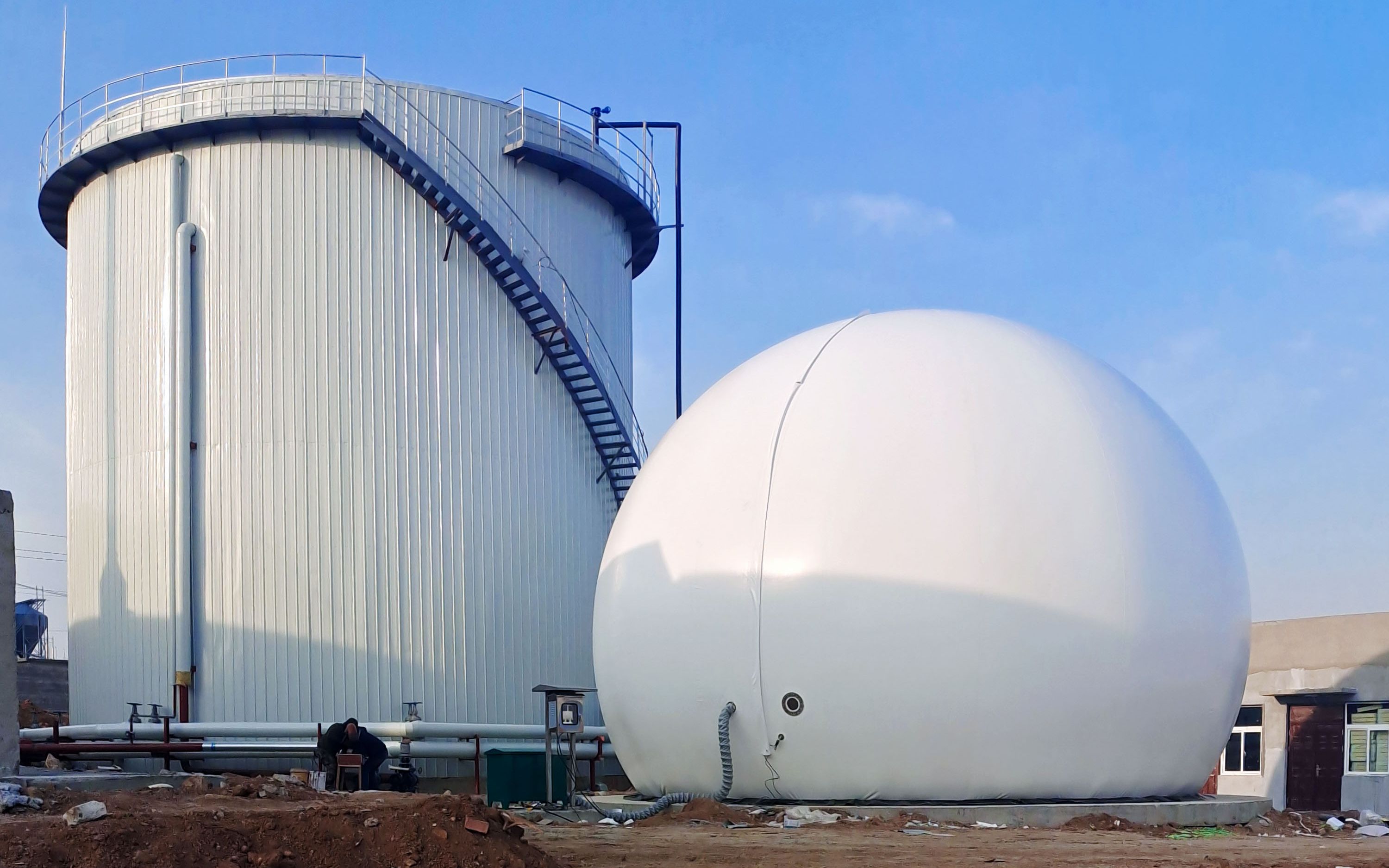 海越500立方养猪场双膜气柜现场安装调试成功