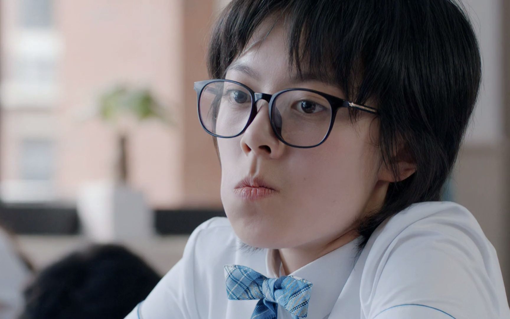 林妙妙偷摸吃东西,生怕被老师发现,仿佛小时候上课时的我