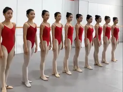 Скачать видео: Girls' daily routine of ballet practice 20240829-1