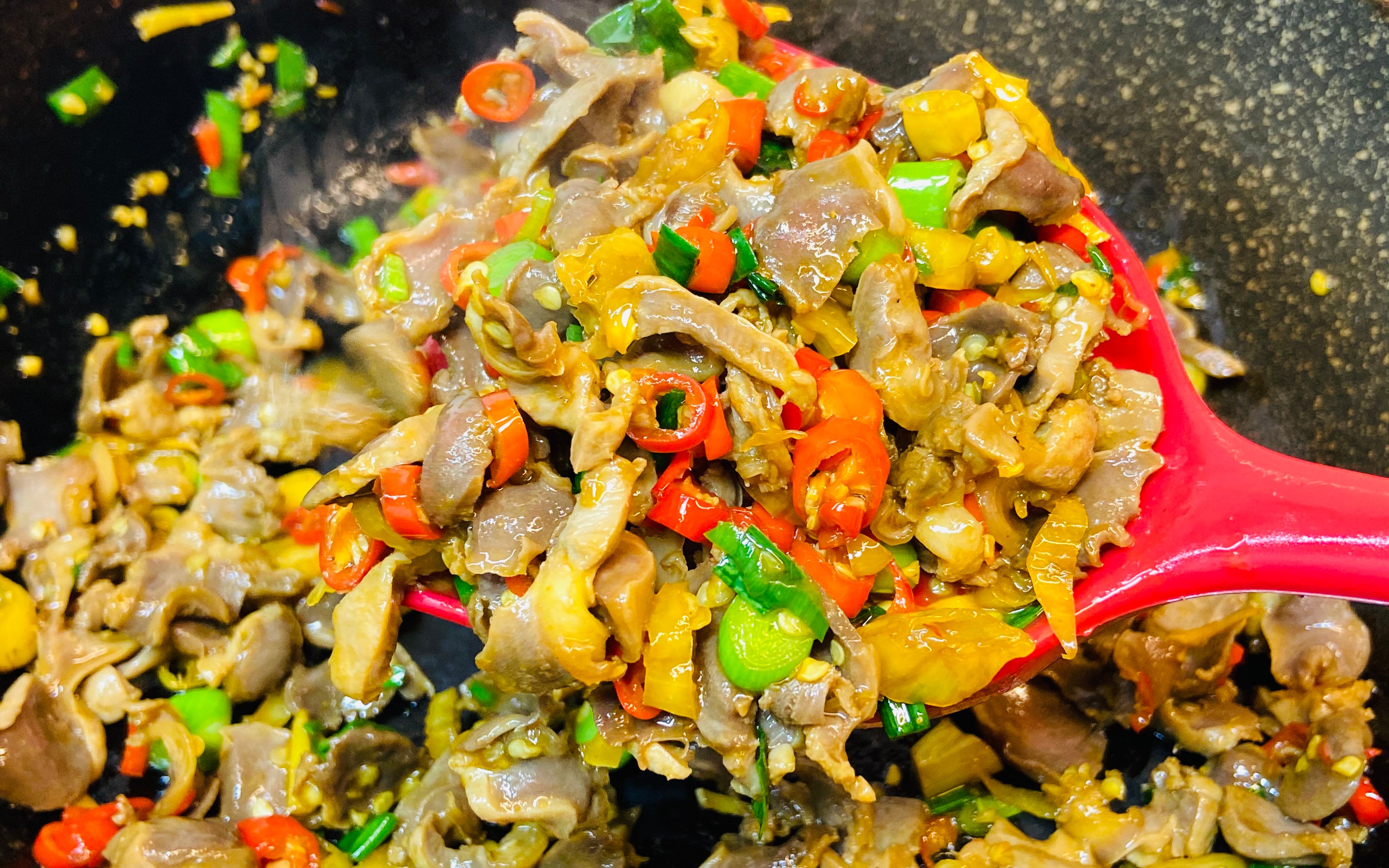 两道好吃的家常菜:湘菜~酸辣鸡胗 粤菜~耗油生菜,做起来简单