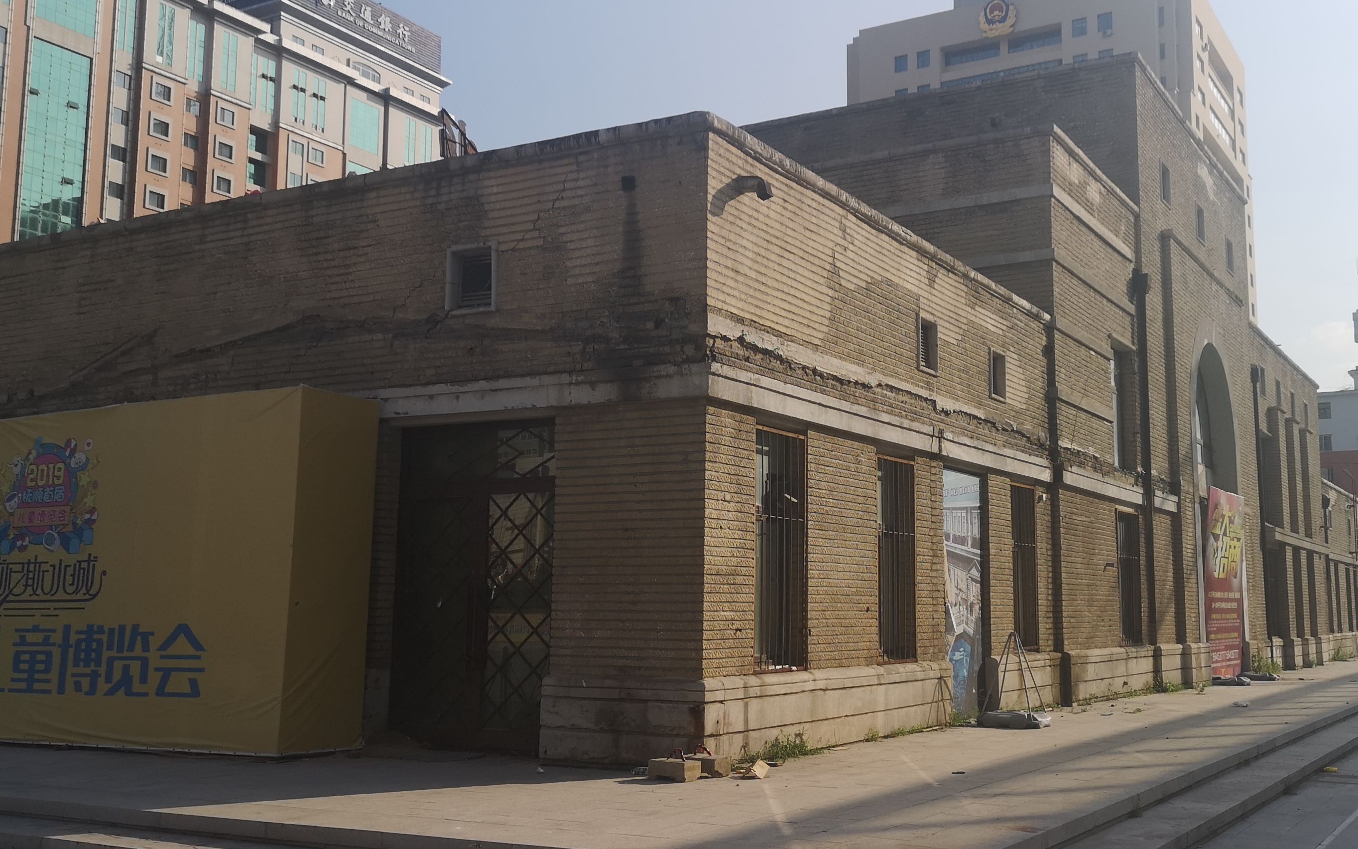 小伙在抚顺街头看到一栋老建筑看上去很老你们知道有多少年了吗