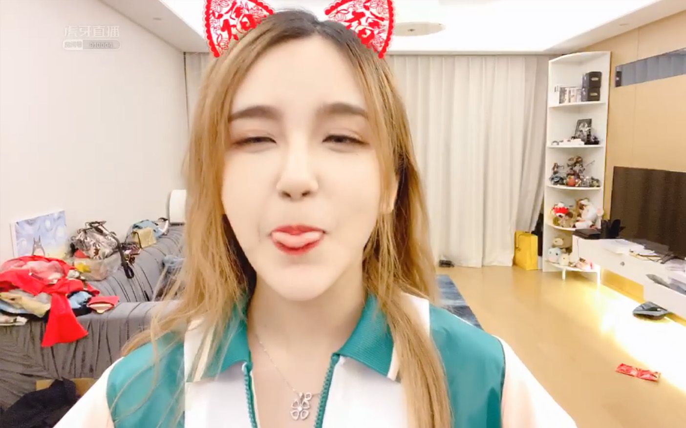 rita学生装整活:姿态在床上睡觉呢!