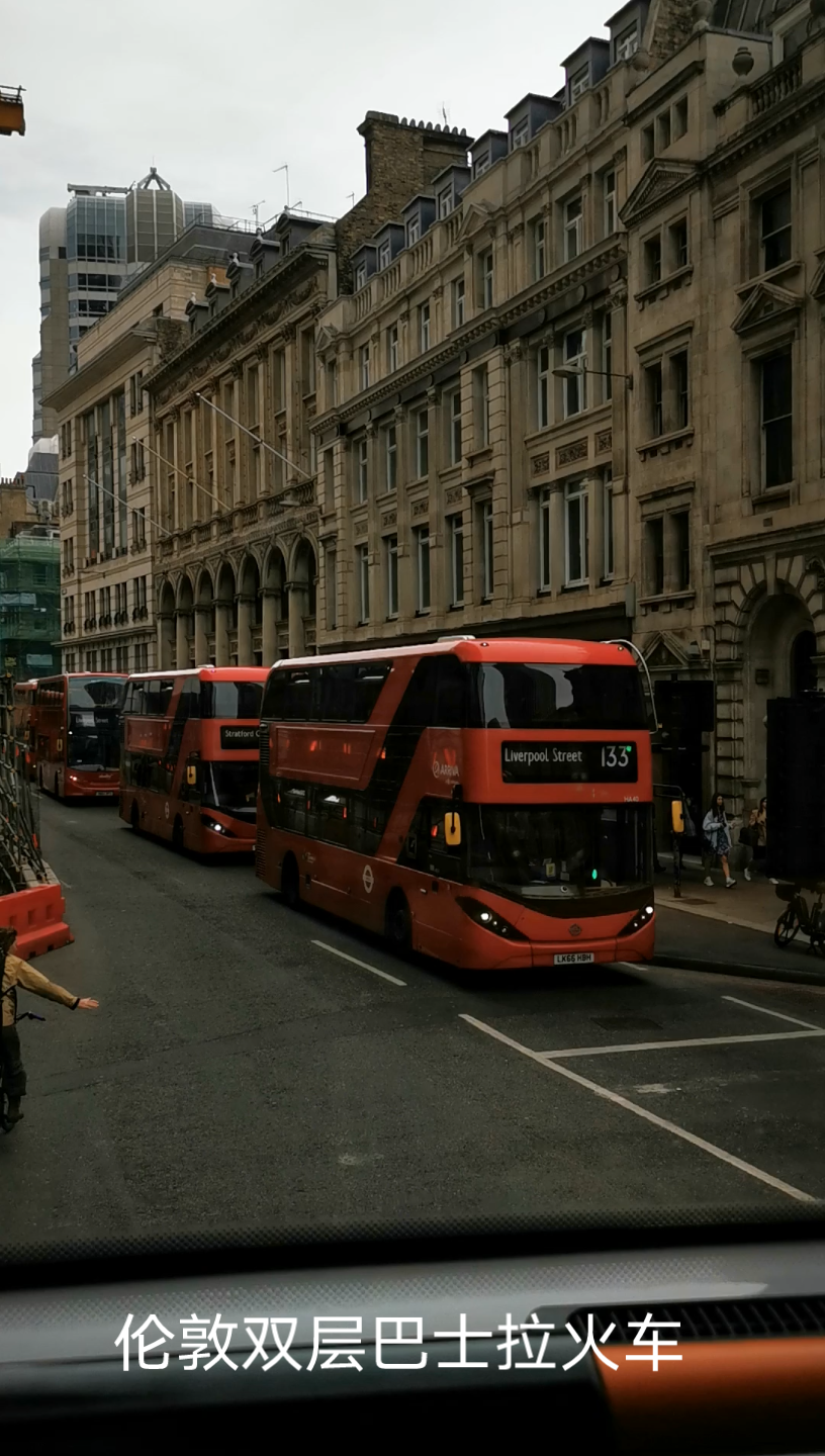 伦敦双层巴士拉火车