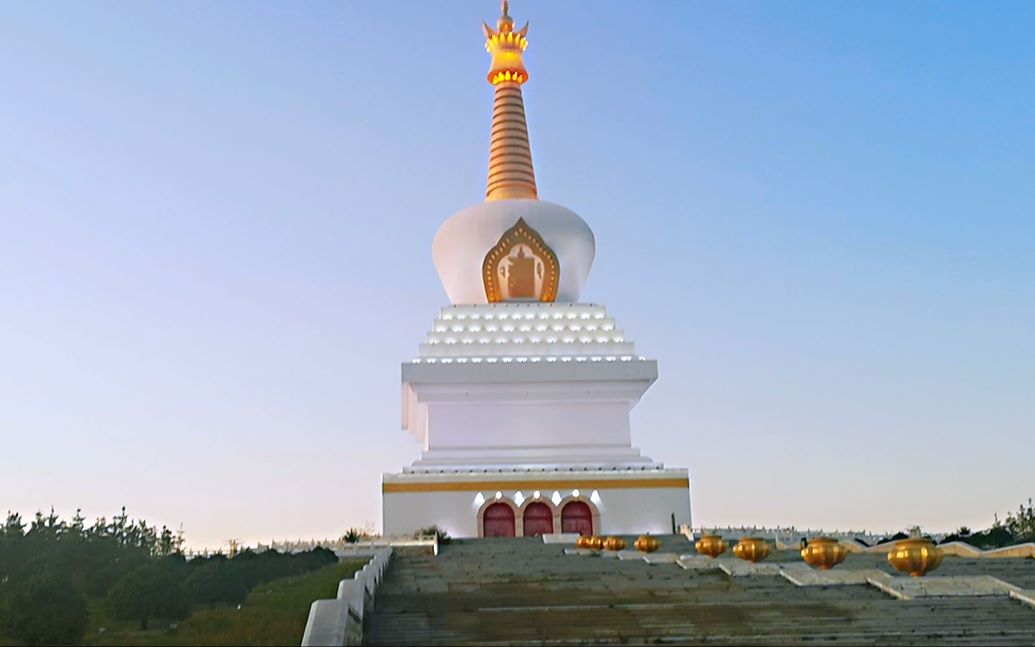 实拍呼伦贝尔两河圣山慈积金刚塔,里面供佛十万尊,俯瞰方圆几百里