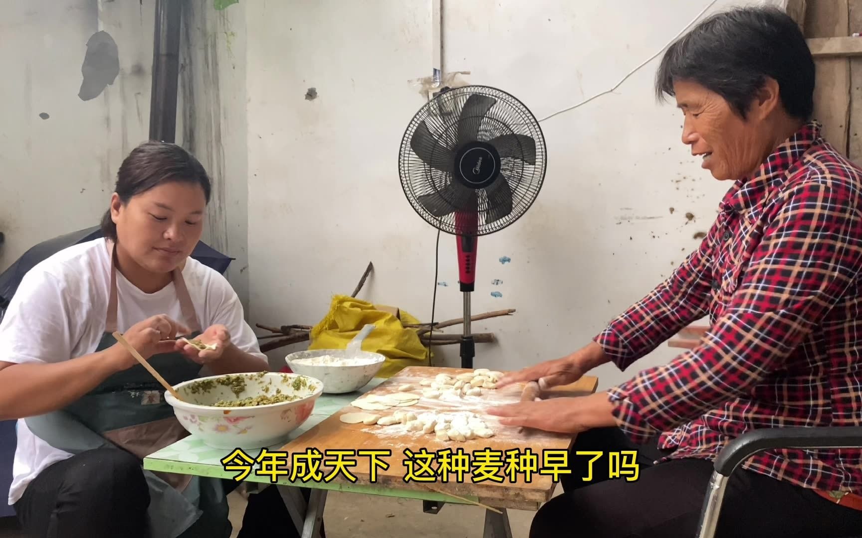 一到下雨天就想吃顿好的,婆婆说下雨天有点冷,给她做个酸汤水饺哔哩哔哩bilibili