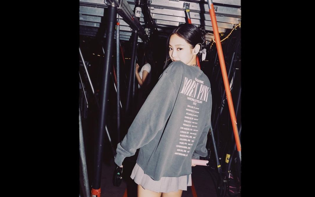 jennie把衣服往下拽图片