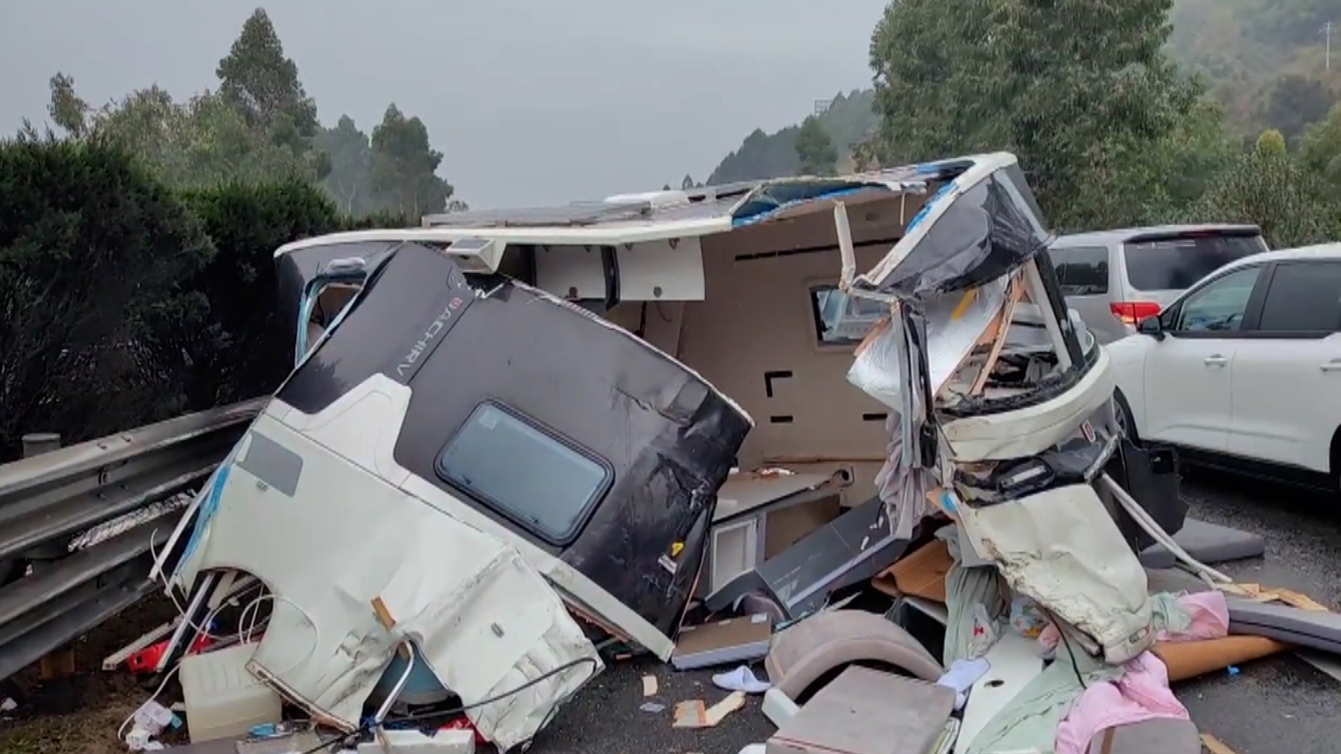 男子开房车发生车祸,满地狼藉损失10多万:出门300公里家没了