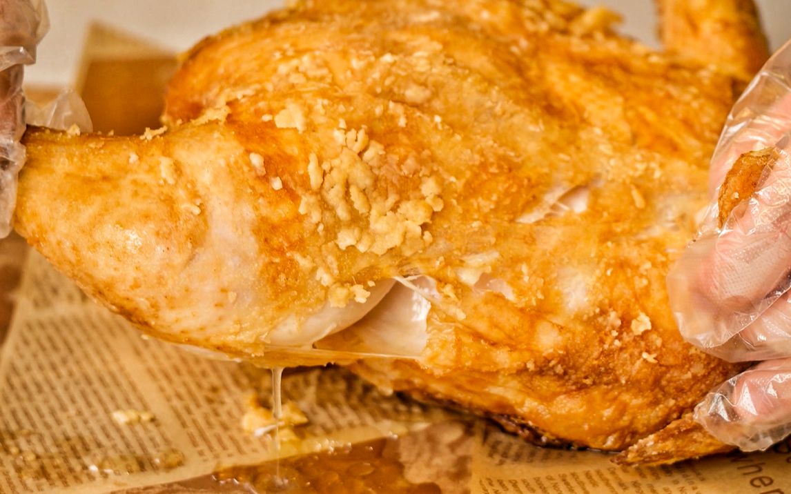 一整只薄皮多汁的炸鸡撕开差点被汁水淹死