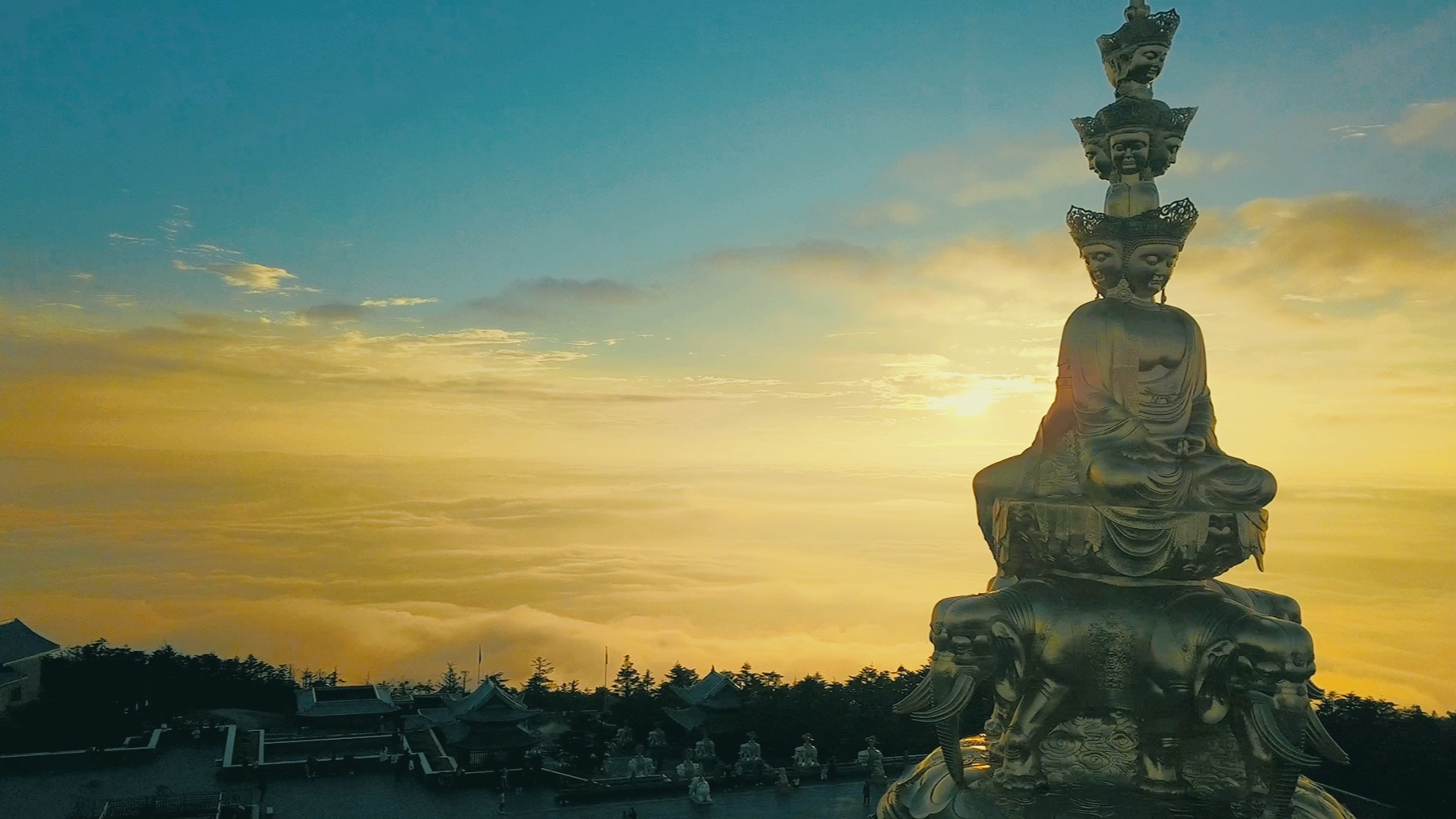 峨眉山金顶的夕阳,确实挺震撼的,晚上还有幸看到了梦寐以求的银河