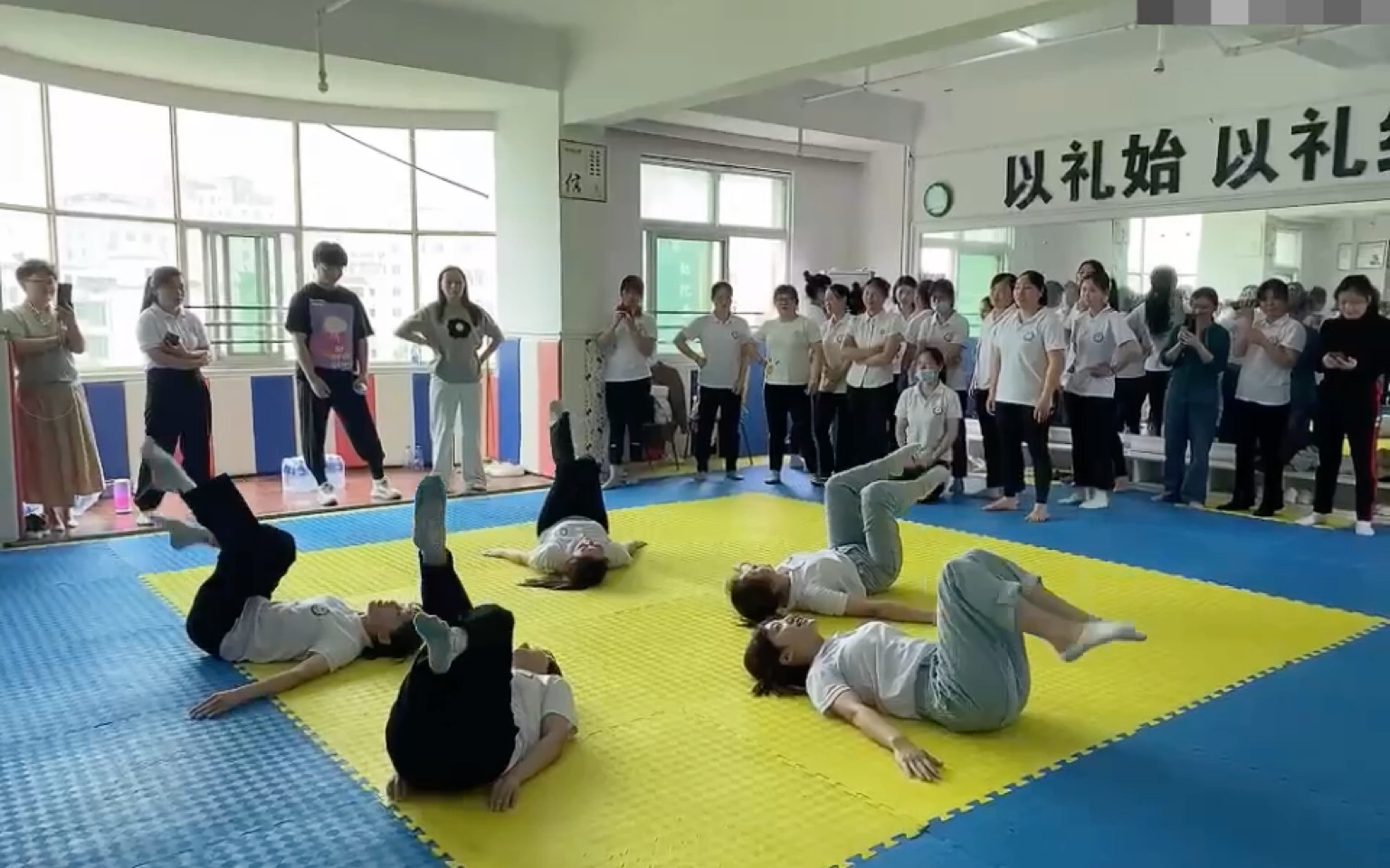 幼师专业脱鞋练舞,白袜黝黑