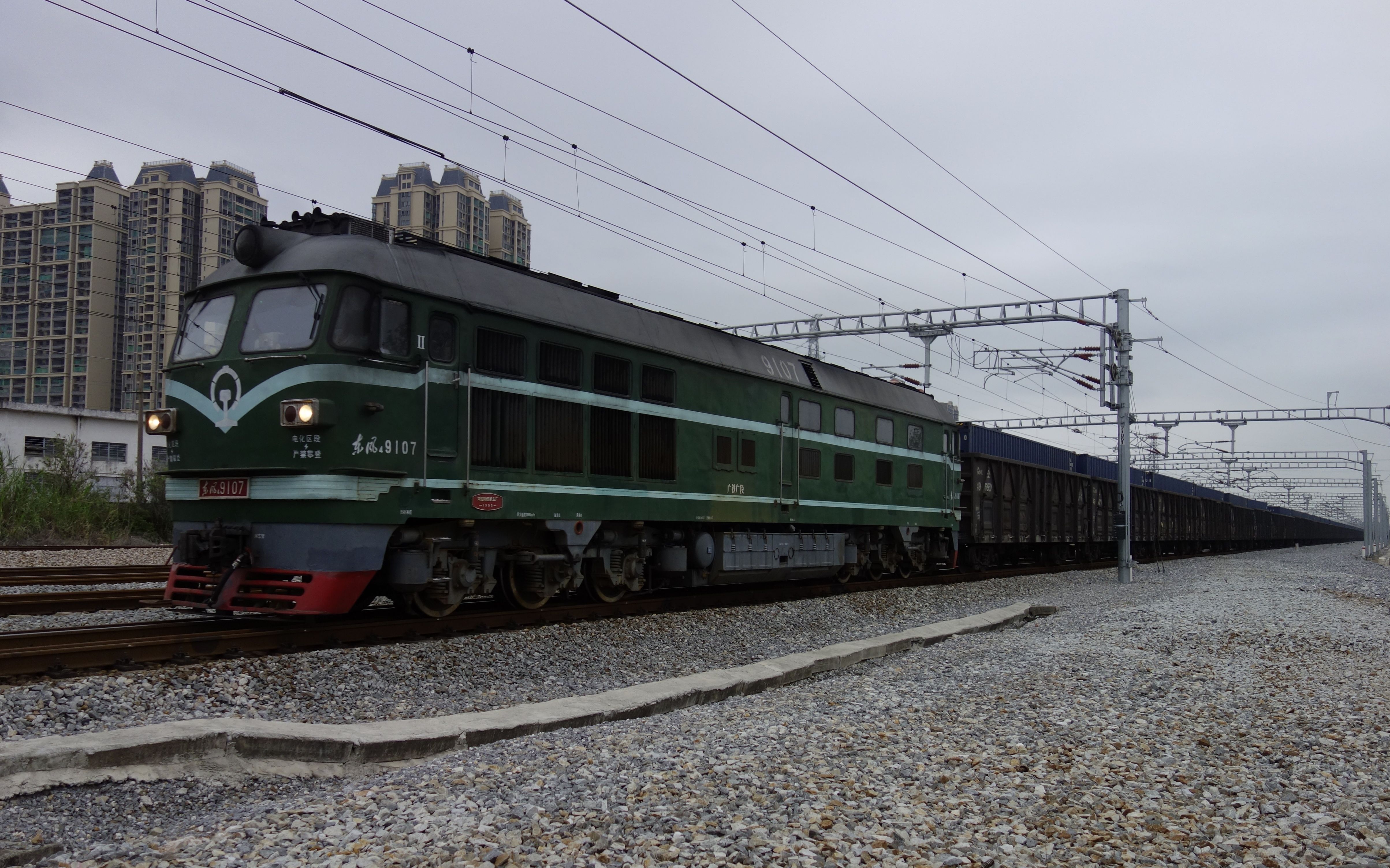 【广茂铁路】西瓜3129牵引敞车 运长钢轨平车,接近茂名站_哔哩哔哩