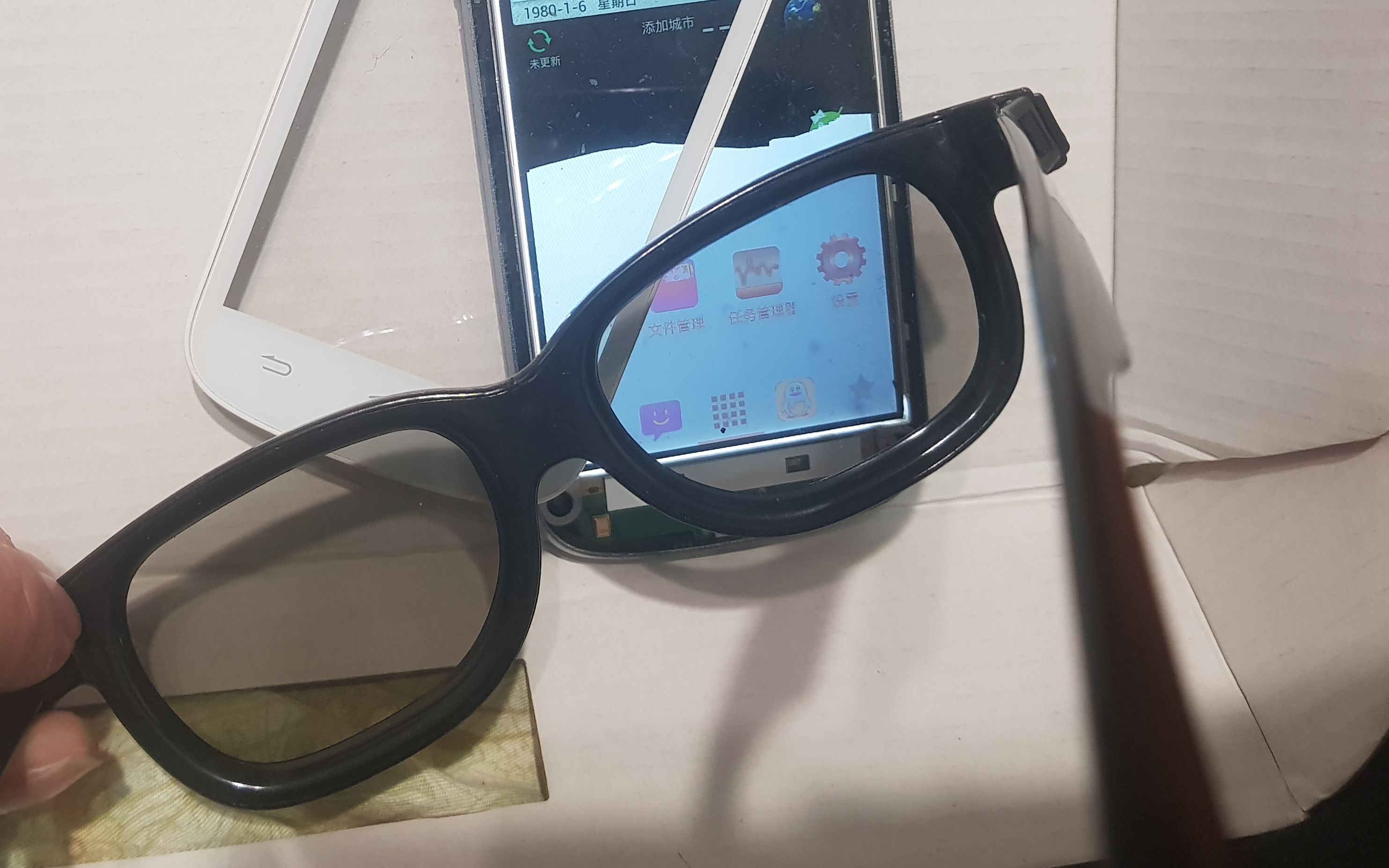 0移除手机的偏光膜真的能做成看片神器吗