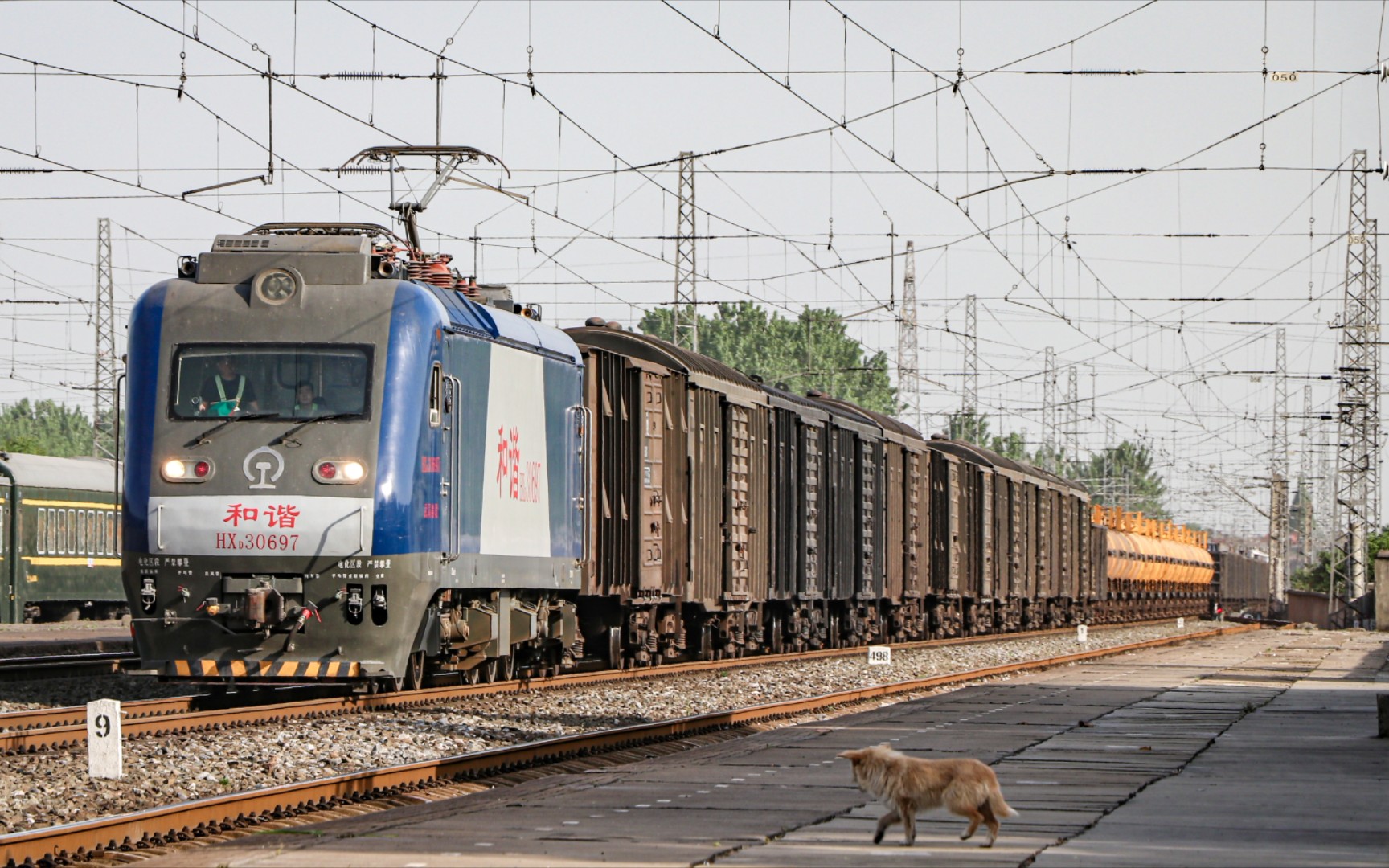 数量不多的襄阳猴——武局襄段hxd30532牵引货列通过襄阳汉江一桥