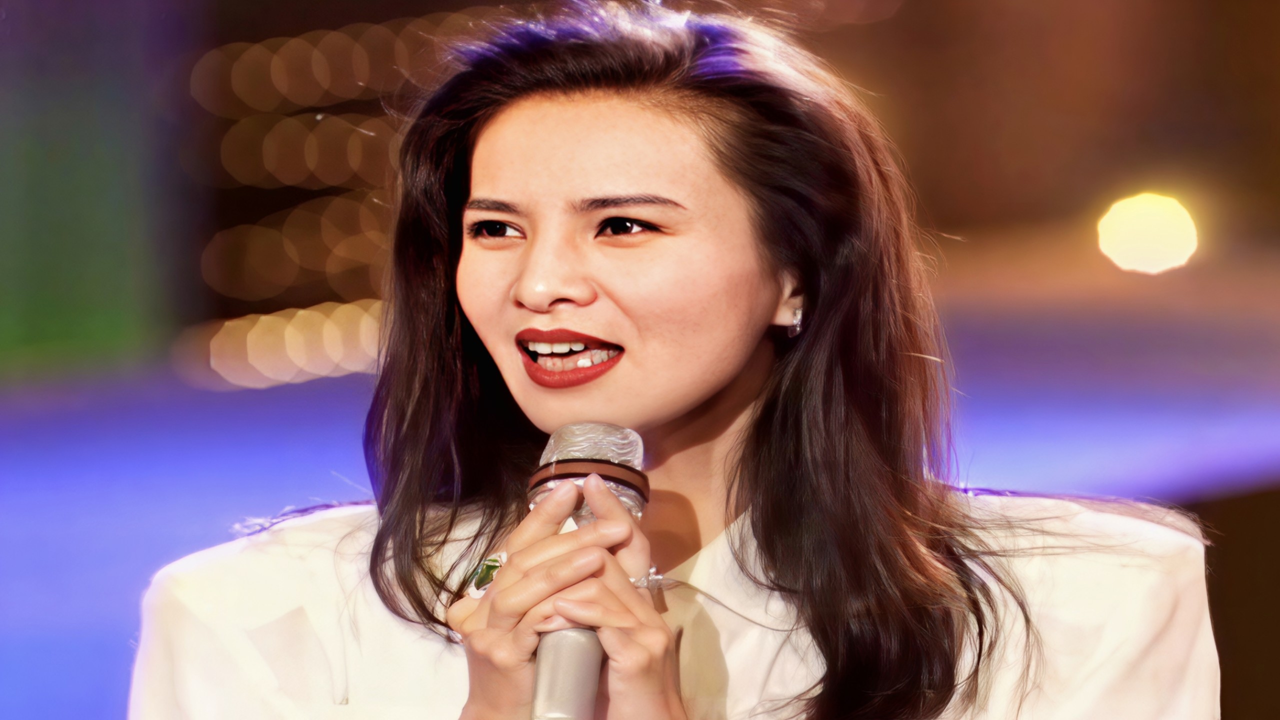 林美照和小哥费玉清拿出感情唱老歌,嗲嗲的声音,甜到心都