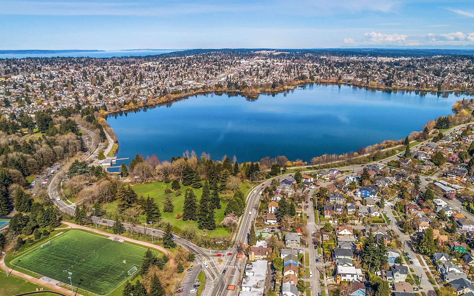 航拍西雅图城市中的绿湖
