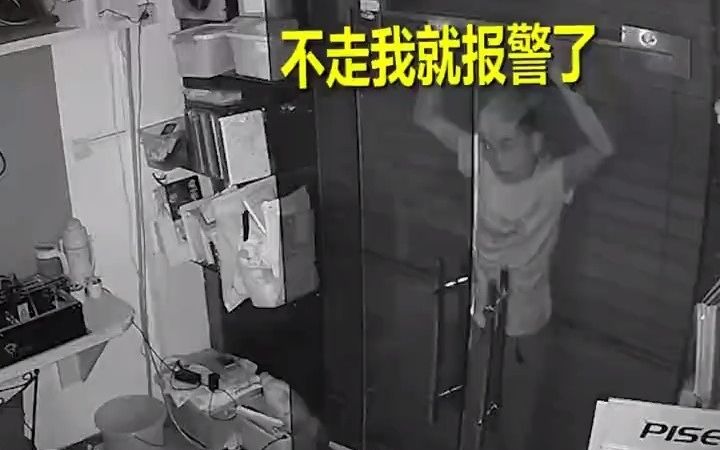 监控拍下搞笑一幕!男子钻过卷帘门进店盗窃,没想到店内还有一层玻璃哔哩哔哩bilibili