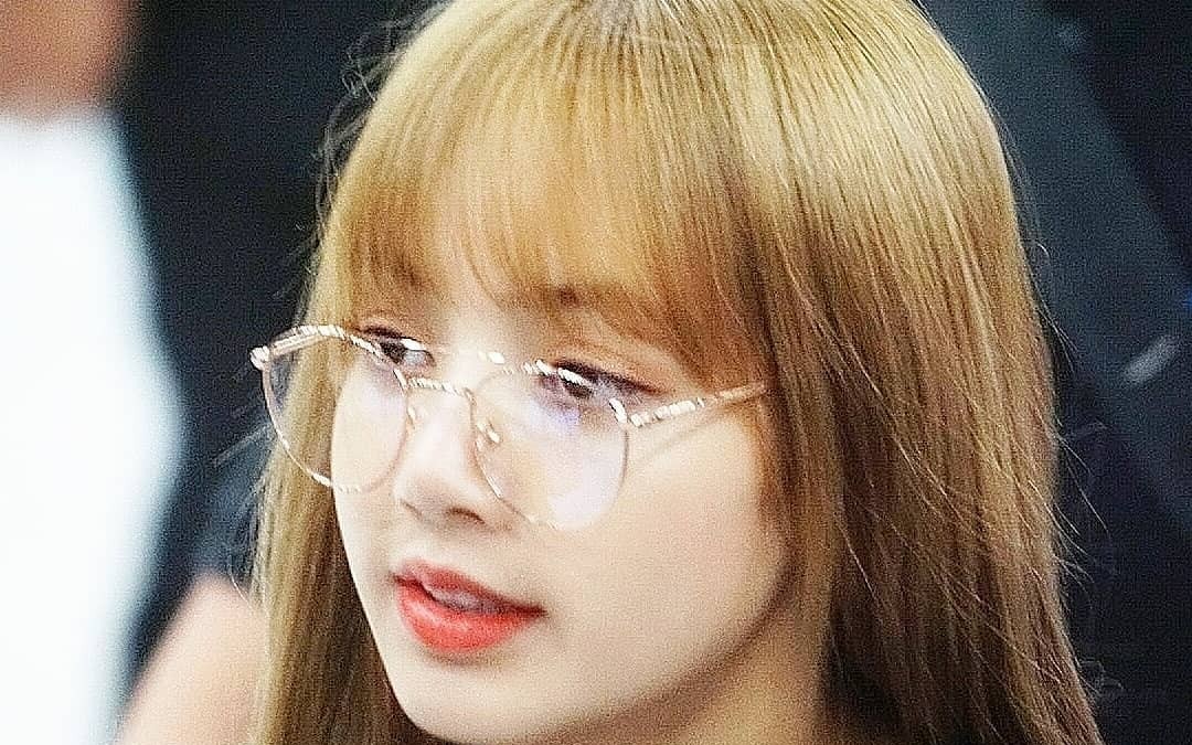 LISA随性彩排直拍一则。最爱的眼镜小莎~_哔哩哔哩_bilibili