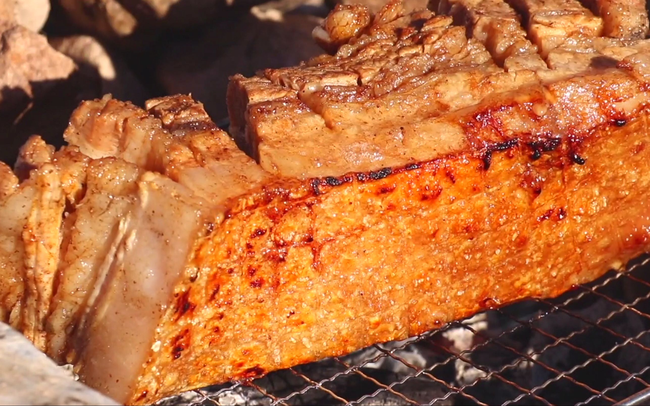 2斤五花肉扔火上一烤皮脆肉嫩还不腻吃一口就停不下来了