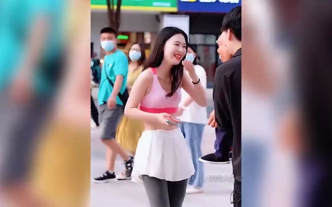 腹语师街头恶搞爆笑合集:迪老诗搭讪路人,逗得小姐姐又爱又气