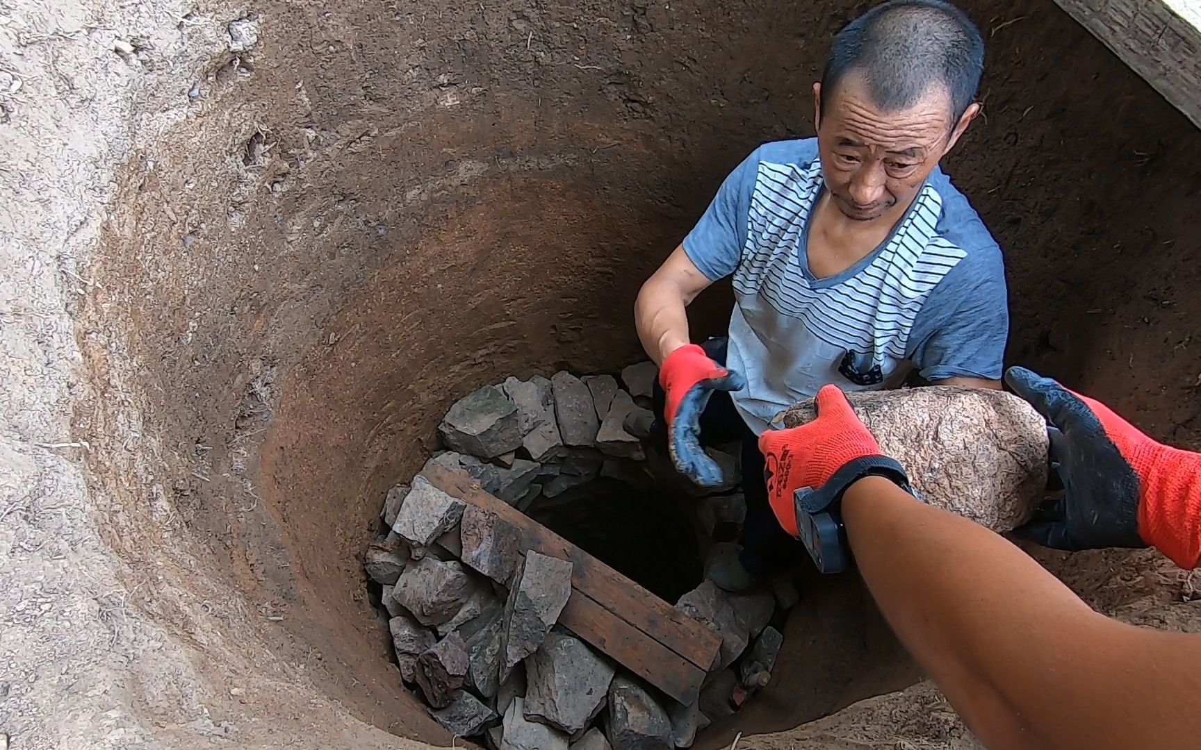 上山第15天:挖了3天水井,马上就有一人深了!