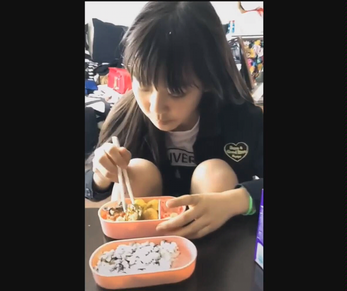 日本萌妹子吃饭时被拍的害羞反应
