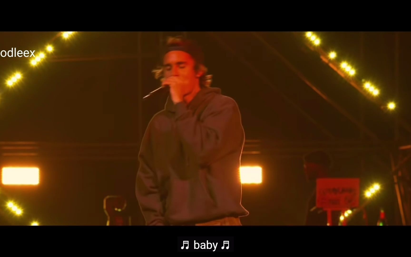 [图]Justin Bieber - Baby (live from Amazon Our World) HD 贾斯汀比伯现场版