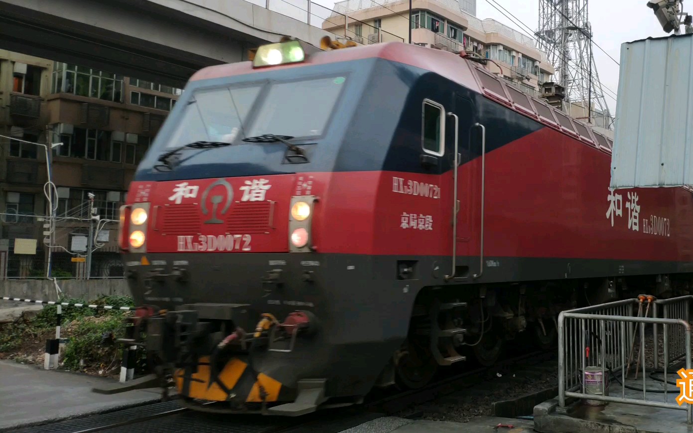 【首次拍到京局西红柿】z98和z100列车通过射击场道口_哔哩哔哩 (゜