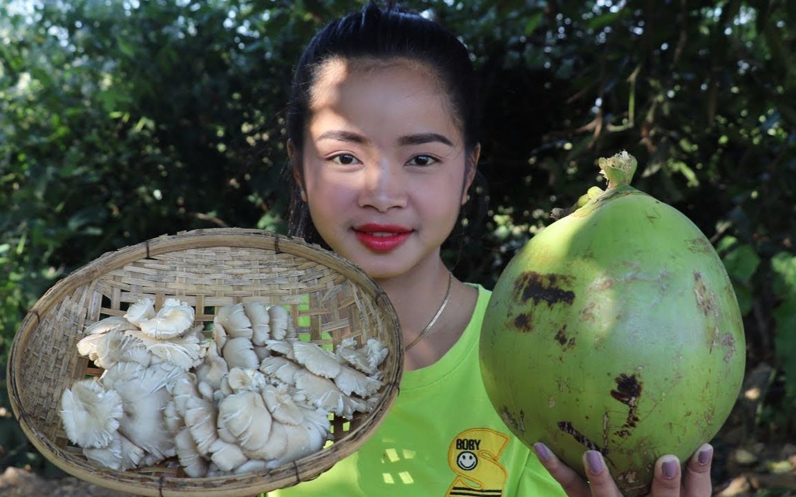 【柬埔寨乡村美食】美妞妹妹来做椰子鸡汤,加上萝卜和菌,这汤太鲜啦!