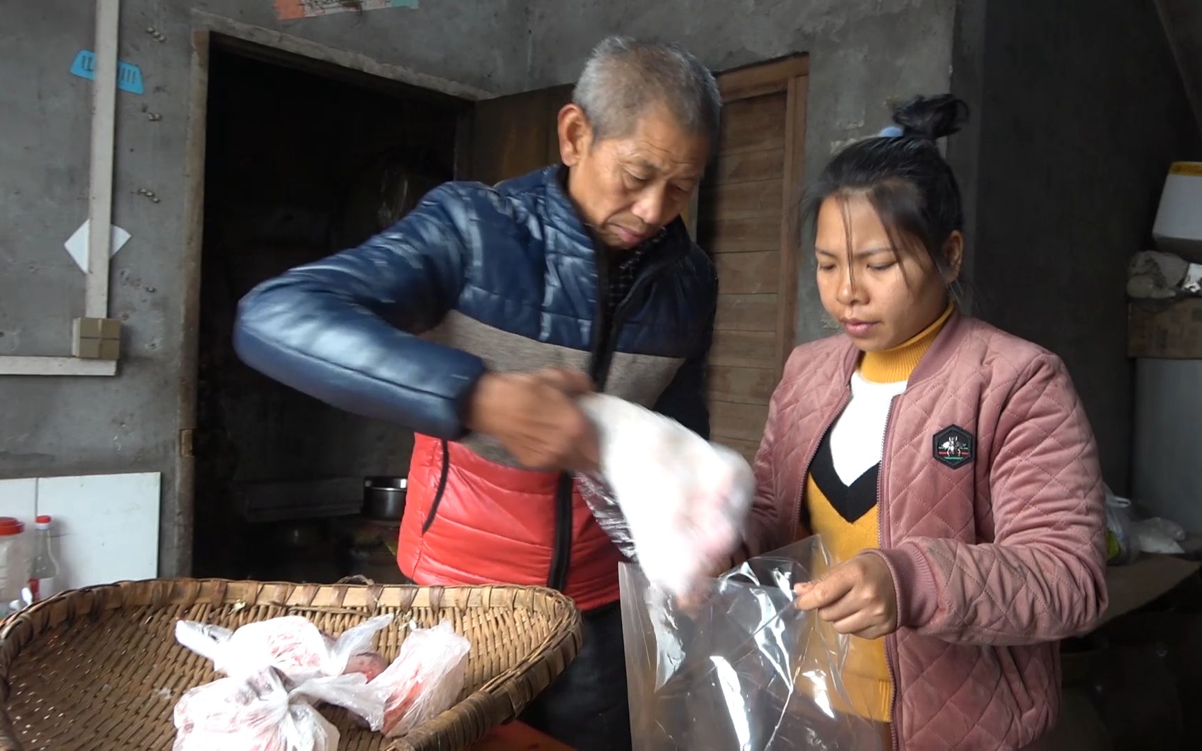 农村小英子去北京,老爸给北京的朋友准备点礼物,全是农村的土货