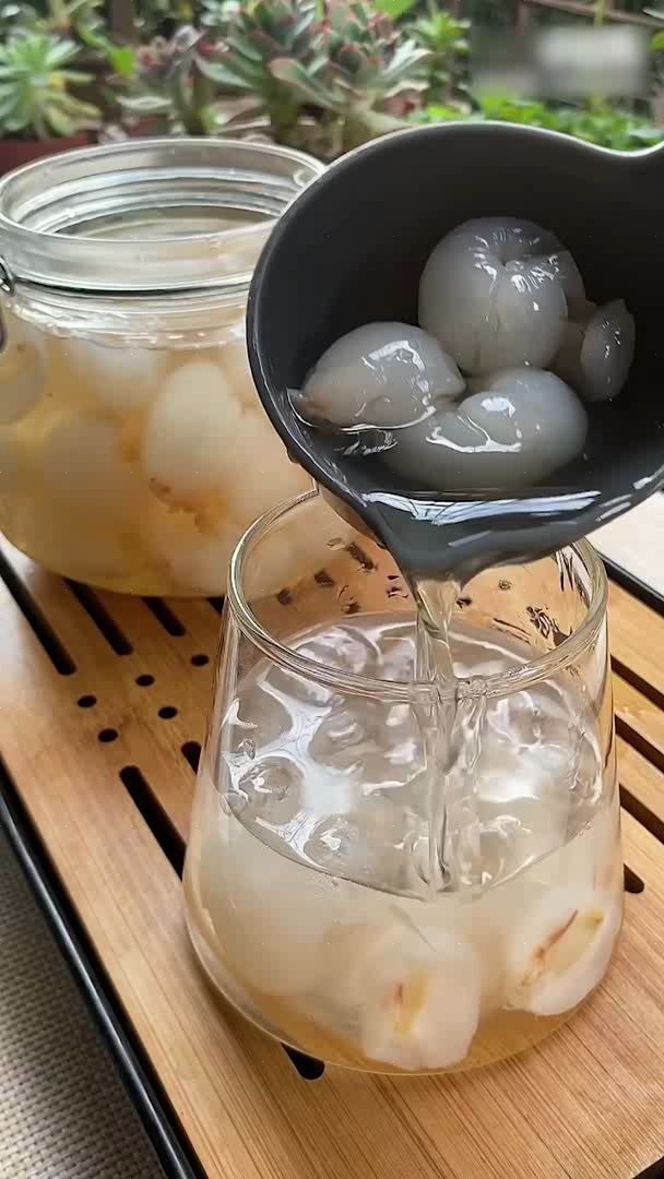 泡荔枝酒用多少度的酒-自酿荔枝酒-荔枝泡酒冰糖比例