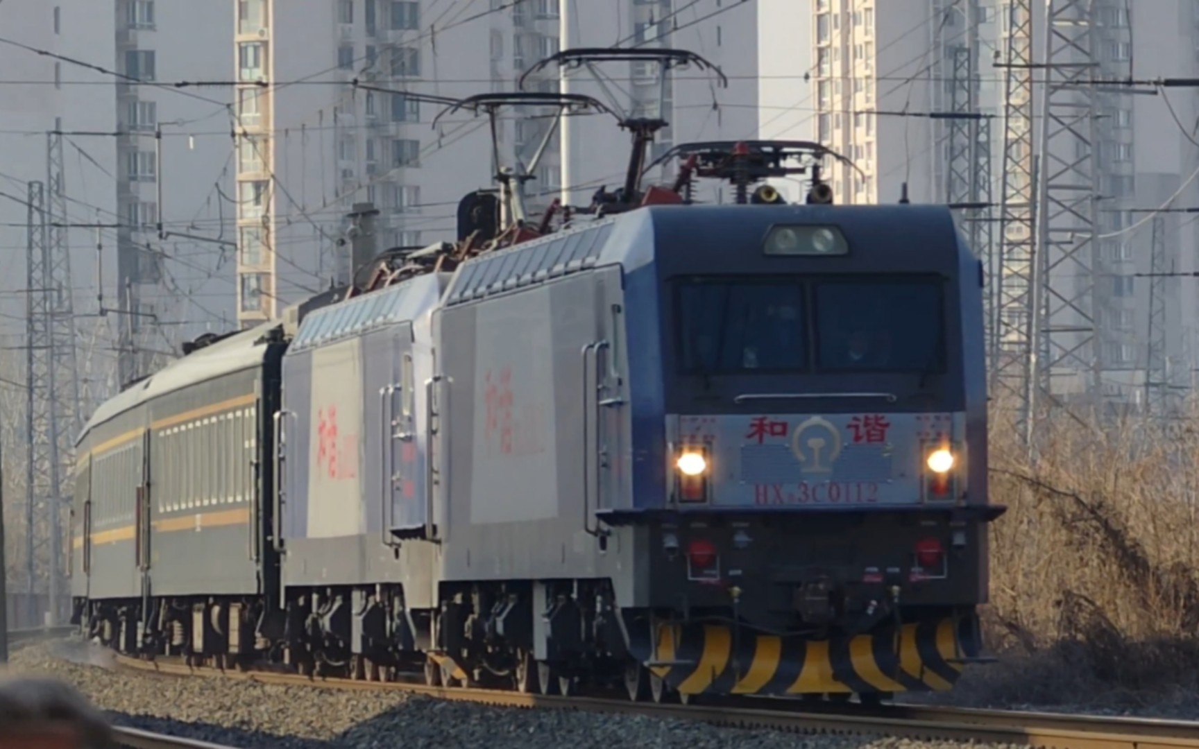 hxd3c0112 hxd3c227双机牵引老朋友k567次接近张贵庄站(人在护网外