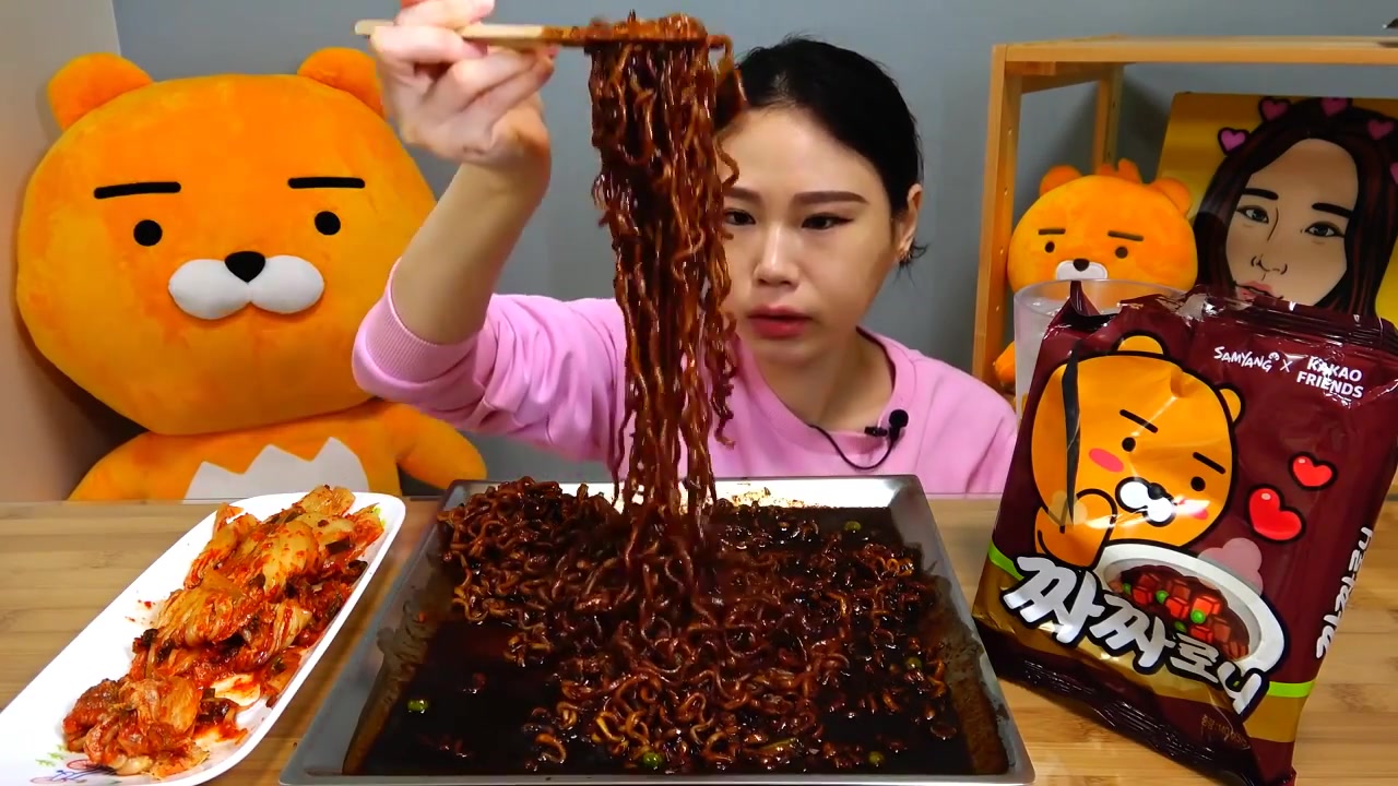 韩国大胃王美女吃播 炸酱面溏心煎蛋拌饭 辣白菜