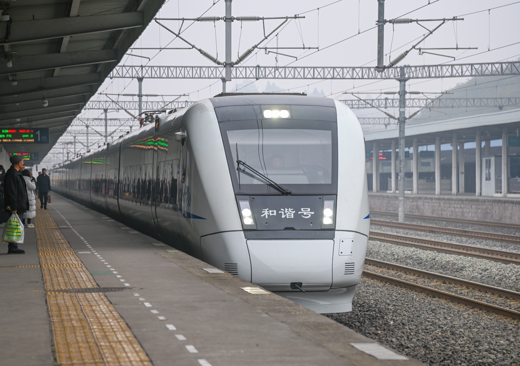 【大地铁】crh1a型重联运行担当成都东至汉口的d634次列车某车站发车