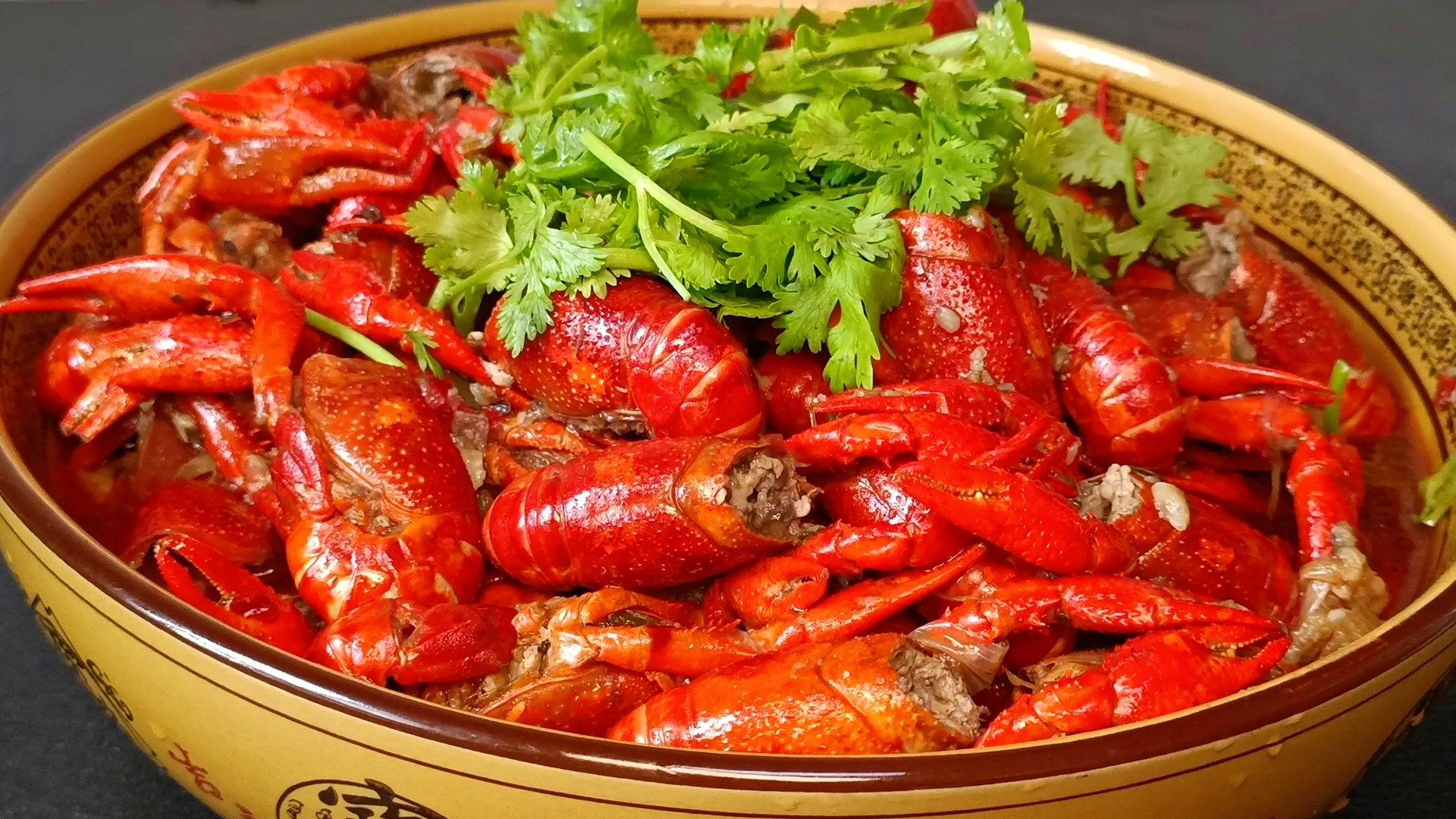 饭店大厨教你,油焖小龙虾懒人做法,暑假来临,人间美味回味无穷