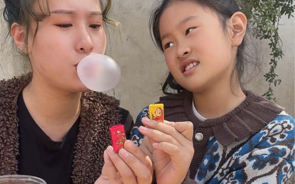 搞笑的大宝,我吃泡泡糖会吹泡泡你会吗?