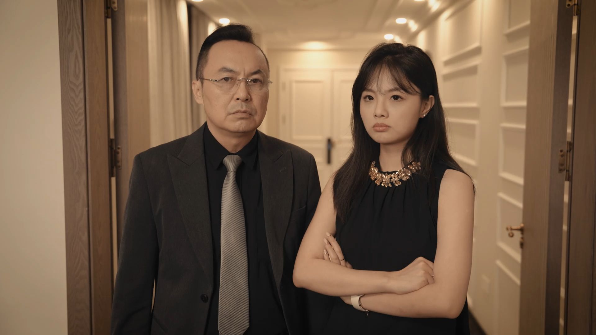 陈翔六点半:一觉醒来女总裁变我右手了