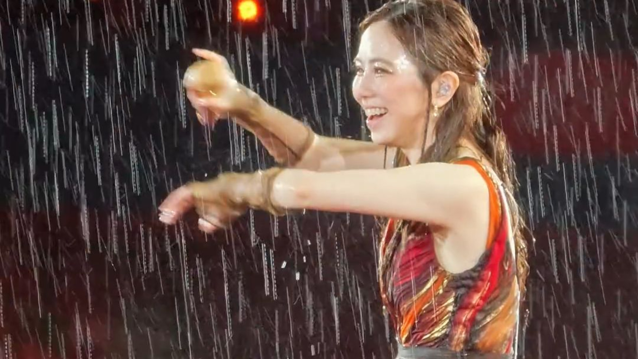 邓紫棋10月4日深圳演唱会被暴雨淋得无奈的笑了