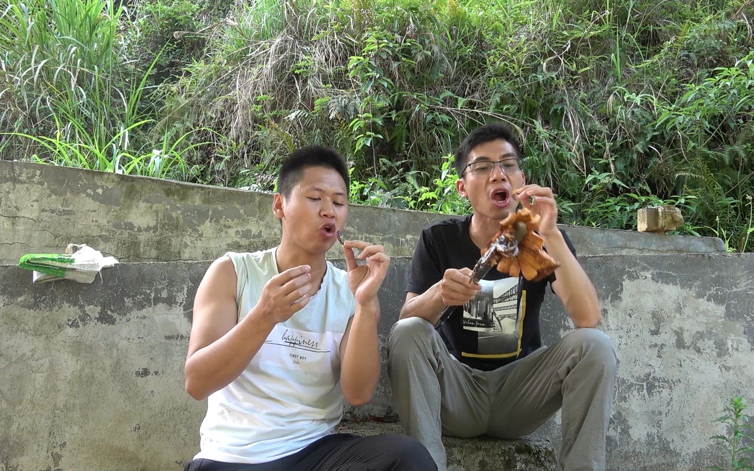 金洋兄弟家里的鱼越来越少了今天看到一条大鱼先拿来烤着吃了