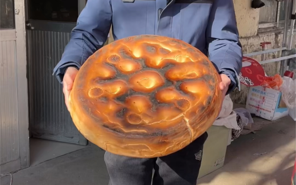 山东莒南特色大饼,12斤一个铲起来比修驴蹄子解压更好玩-不就大了点丶