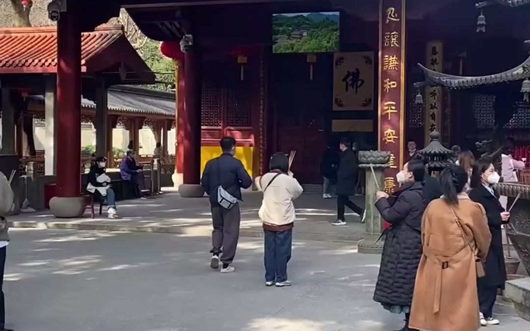 从元旦起,杭州灵隐寺法喜寺免门票3个月.游客需在WX“杭州寺院参观预约平台”预约,或现场扫码预约,然后免费入内.一起来打卡吧!哔哩哔哩bilibili